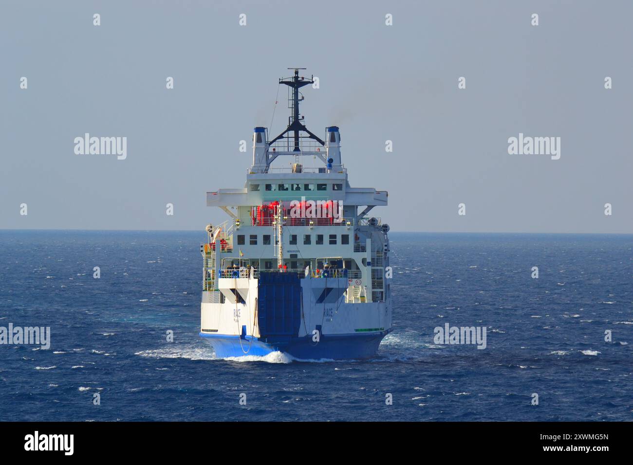 Erkunden Sie die sizilianische Küste bequem von einer Fähre aus. Stockfoto