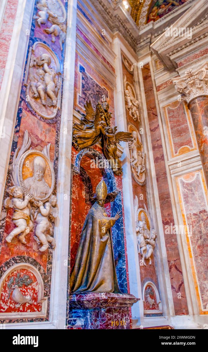 VATIKANSTADT - 13. JANUAR 2019: Das Denkmal für Pius XII., das die Gläubigen segnet, von Francesco Messina, Petersdom, am 13. Januar im Vatikan Stockfoto