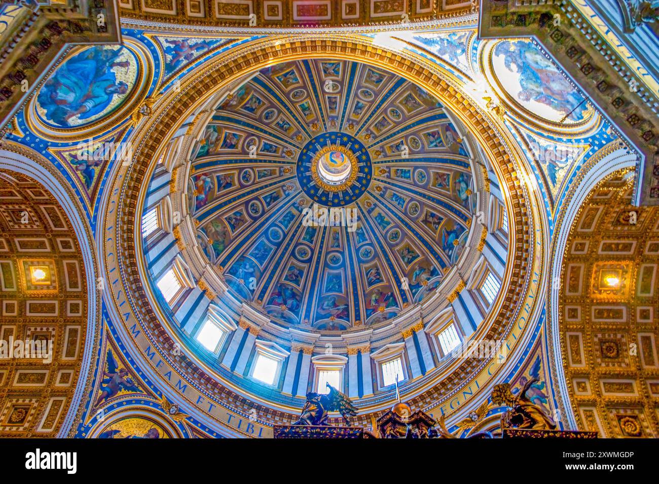 VATIKANSTADT - 13. JANUAR 2019: Die riesige Kuppel, das bedeutendste Element des Petersdoms, am 13. Januar in der Vatikanstadt Stockfoto