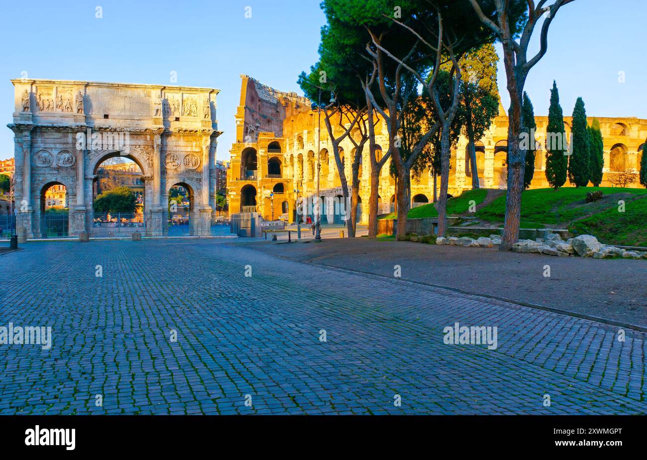 Der Konstantinsbogen, der Triumphbogen, ist ein großartiges Beispiel für alte architektonische Meisterwerke, Rom, Italien Stockfoto