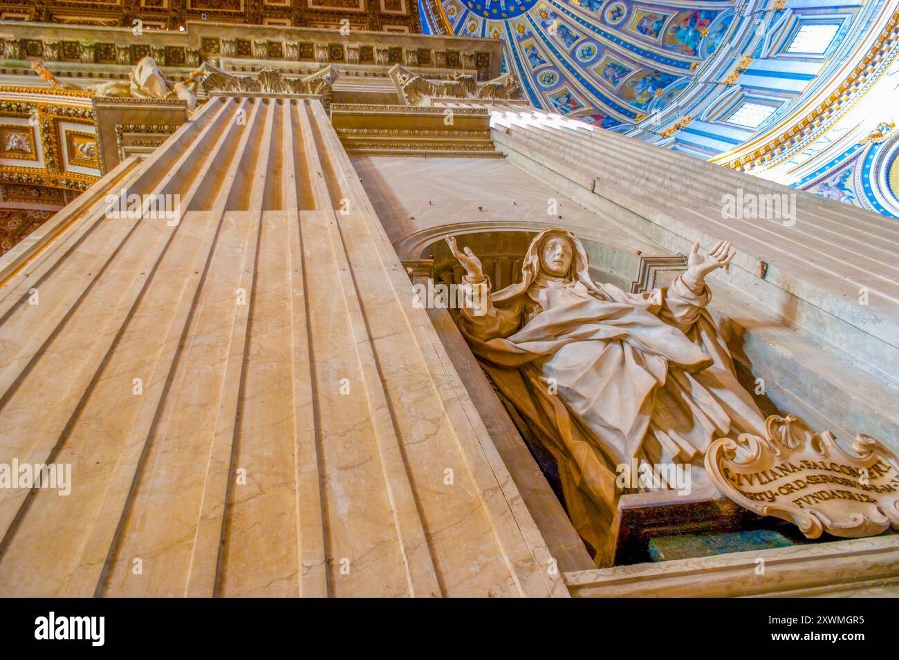 VATIKANSTADT - 13. JANUAR 2019: Die Statue der Heiligen Juliana Falconieri in der Nische im linken Querschiff des Petersdoms am 13. Januar im Vatikan Stockfoto
