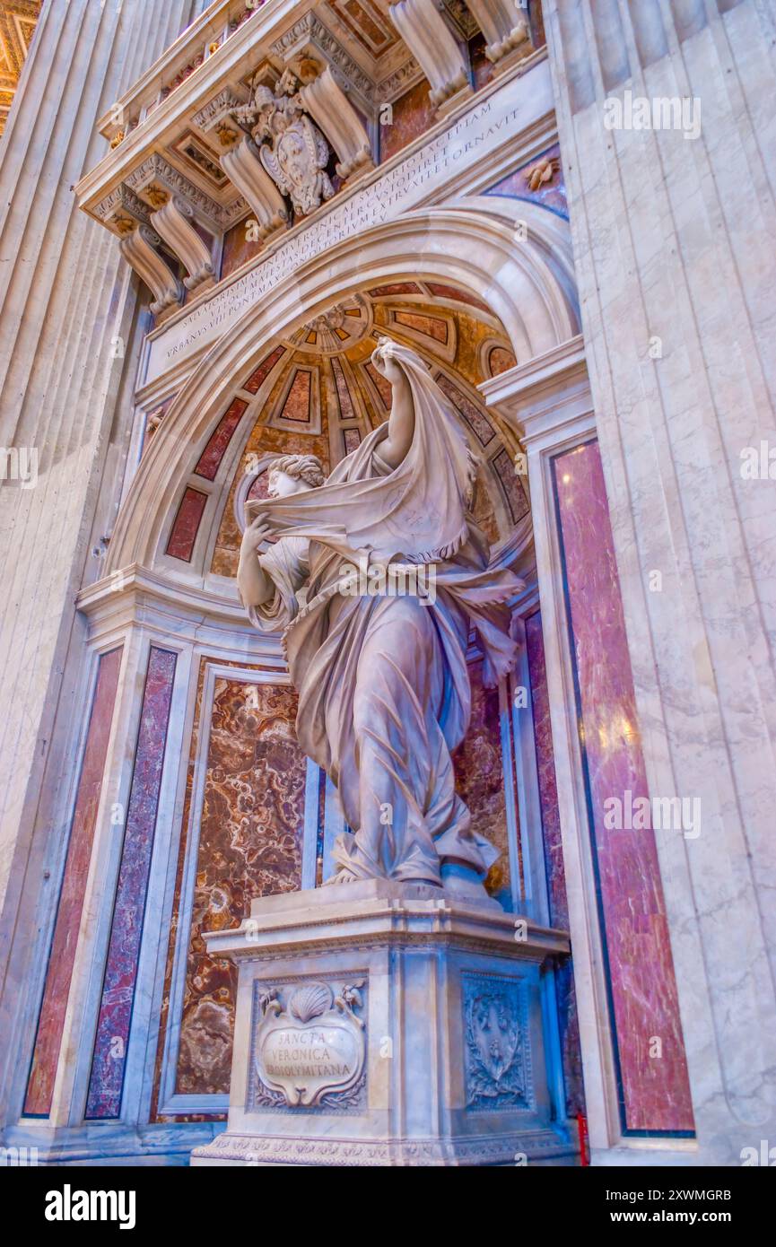 VATIKANSTADT - 13. JANUAR 2019: Die Skulptur der Heiligen Veronica von Francesco Mochi befindet sich in einer Nische im Pier, der die Kuppel des Heiligen Peter trägt Stockfoto