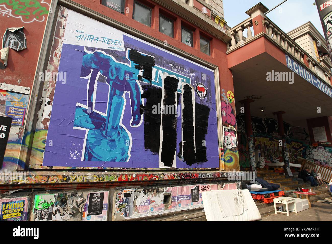 An der Fassade vom Autonomen Kulturzentrum Rote Flora in der Straße Schulterblatt in der Sternschanze hängt ein Plakat, auf dem die Antifa zu Störaktionen gegen die Partei Alternative für Deutschland aufruft. Der Schriftzug: 13 Dinge, die du gegen die AfD tun kannst sowie der Schriftzug 13 Dinge, die du dabei beachten solltest , wurde von der Polizei übermalt. Sternschanze Hamburg *** an der Fassade des autonomen Kulturzentrums Rote Flora in der Straße Schulterblatt in der Sternschanze hängt ein Poster, auf dem die Antifa zu disruptiven Aktionen gegen die Parteialternative für Deutschland aufruft Stockfoto