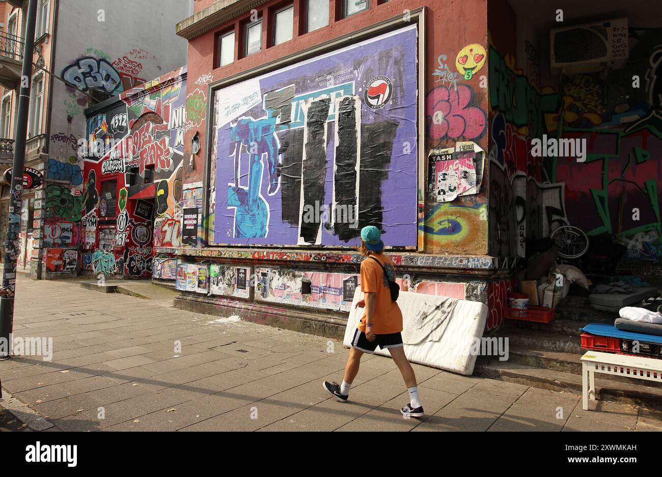 An der Fassade vom Autonomen Kulturzentrum Rote Flora in der Straße Schulterblatt in der Sternschanze hängt ein Plakat, auf dem die Antifa zu Störaktionen gegen die Partei Alternative für Deutschland aufruft. Der Schriftzug: 13 Dinge, die du gegen die AfD tun kannst sowie der Schriftzug 13 Dinge, die du dabei beachten solltest , wurde von der Polizei übermalt. Sternschanze Hamburg *** an der Fassade des autonomen Kulturzentrums Rote Flora in der Straße Schulterblatt in der Sternschanze hängt ein Poster, auf dem die Antifa zu disruptiven Aktionen gegen die Parteialternative für Deutschland aufruft Stockfoto