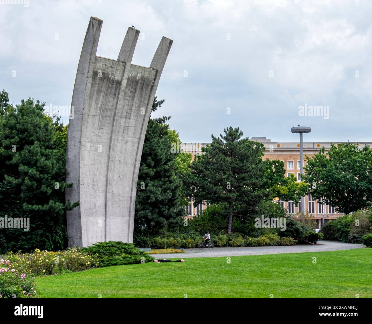 Das Luftbrückendenkmal Berlin wurde von Eduard Ludwig entworfen und 1951 auf dem Platz der Luftbrück, Tempelhof-Schöneberg, Berlin, errichtet Stockfoto