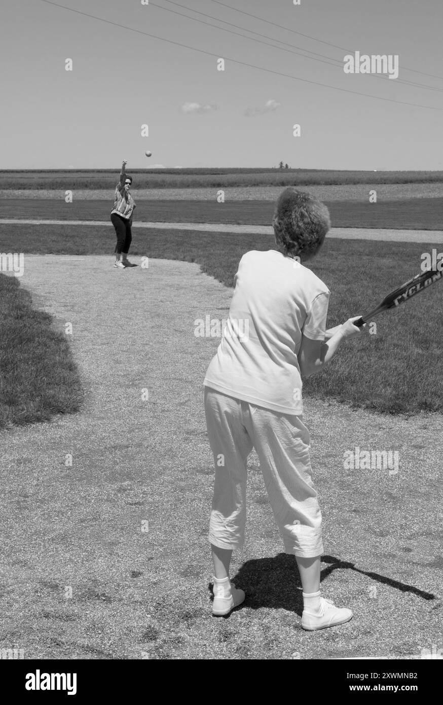 Zwei kaukasische Frauen im Alter von 55 bis 60 Jahren spielten auf der berühmten Filmkulisse Field of Dreams in Dyersville, Iowa. USA Stockfoto