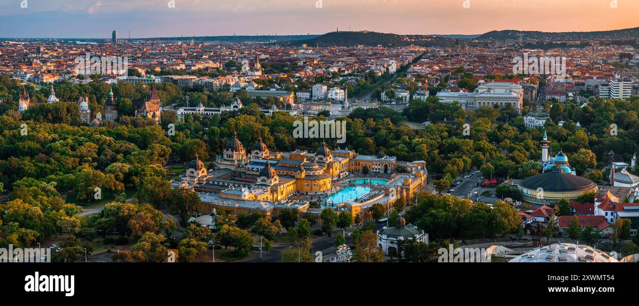 Budapest, Ungarn - Panoramablick auf den Stadtpark (Varosliget) bei Sonnenuntergang. In dieser Ansicht sind Szechenyi-Bad, Heldenplatz und Vajdahunyad Stockfoto