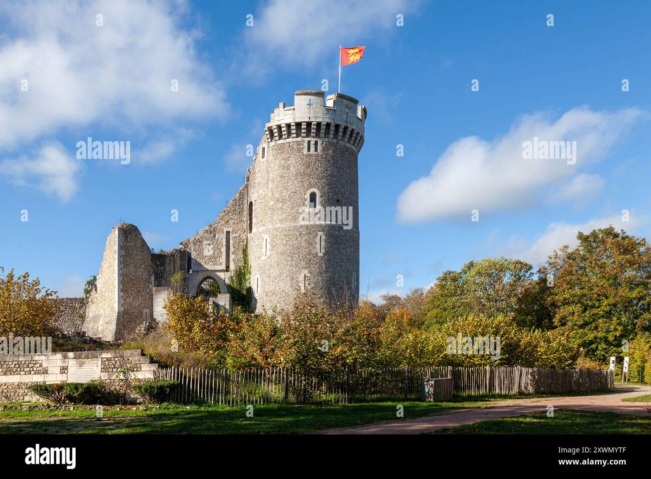 Die Burg Robert des Teufels (französisch Château de Robert le Diable) ist eine französische Feudalburg aus der Zeit der Herzöge der Normandie. Es befindet sich in i Stockfoto