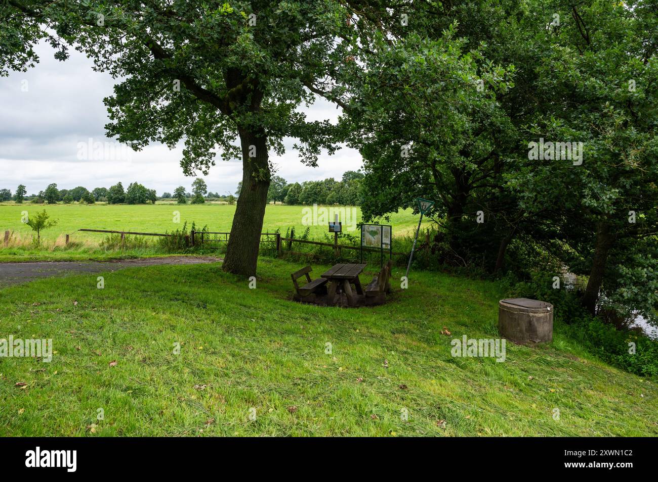 Grüne Wiesen und Bäume an der Fischerhuder Wümmeniederung, Niedersachsen Stockfoto