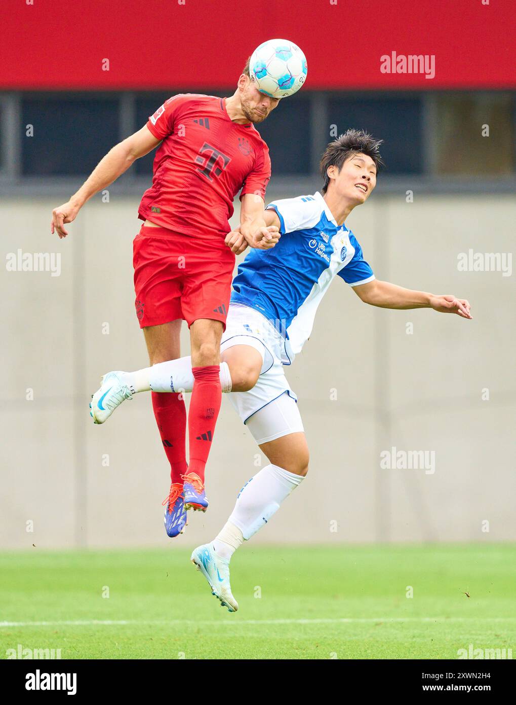 München, Deutschland. August 2024. Leon GORETZKA, FCB 8 tritt um Ball, Tackling, Duell, Header, zweikampf, Action, Kampf gegen Young-Jun Lee, Grasshoppers Zuerich 18 in Aktion beim Freundschaftsspiel FC BAYERN München - GRASSHOPPERS Zuerich am 20. August 2024 in München Saison 2024/2025, FCB, Fotograf: ddp Images/STAR-Images Credit: ddp Media GmbH/Alamy Live News Stockfoto