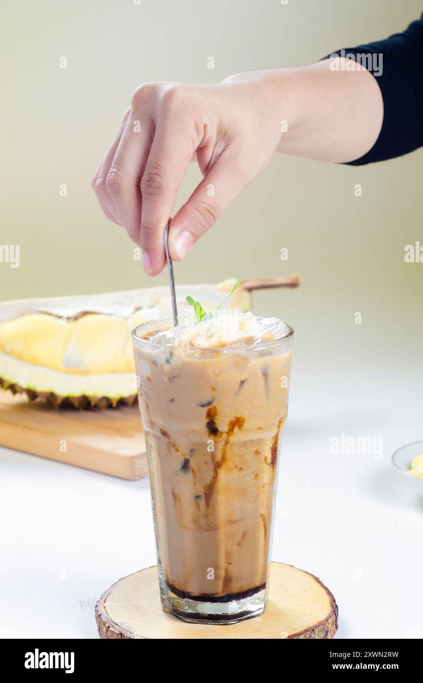 Durian Coffee eine einzigartige Kombination mit einem unverwechselbaren Geschmack, der das starke Aroma von Kaffee mit dem süßen Geschmack von Durian kombiniert. Stockfoto