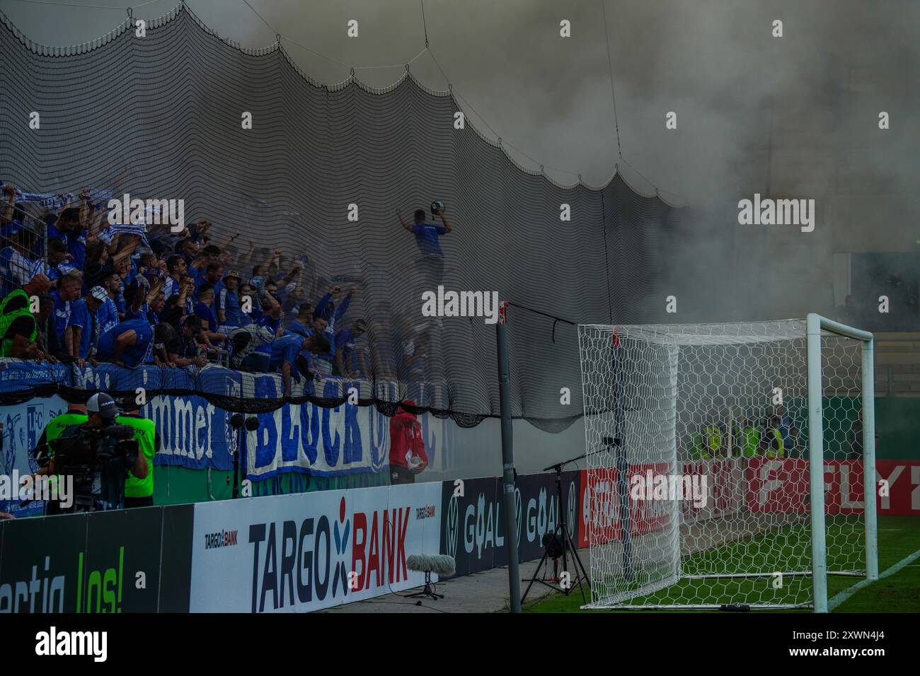 19.08.2024, DFB POKAL R1: Kickers Offenbach vs. 1. FC Magdeburg, FC Magdeburg Fans, unterstützen ihr Team Stadion am Bieberer Berg. Stockfoto