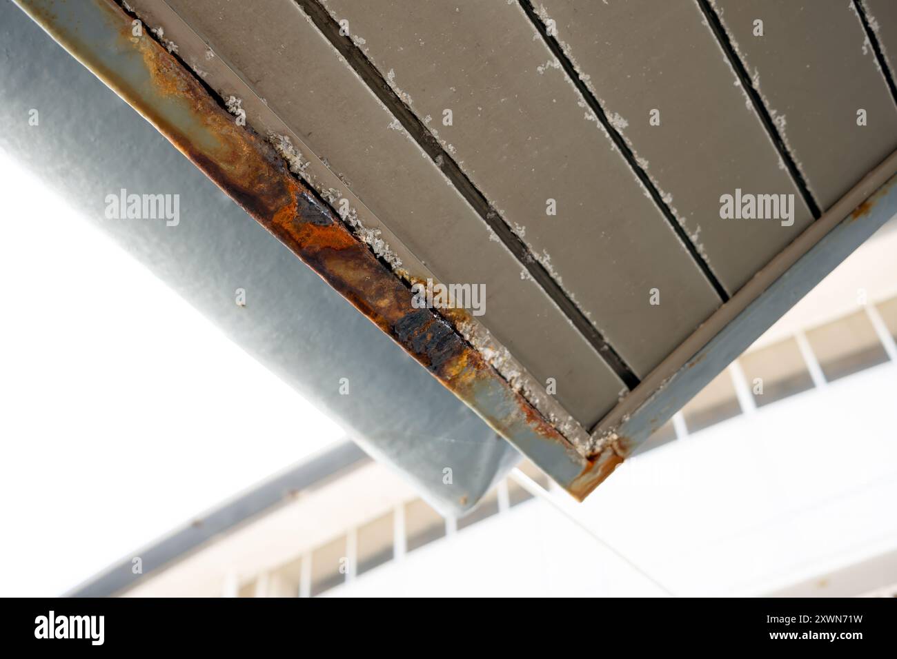 Rostbildung mit weißer Kristallsubstanz auf einer Dachdecke aus Metall Stockfoto