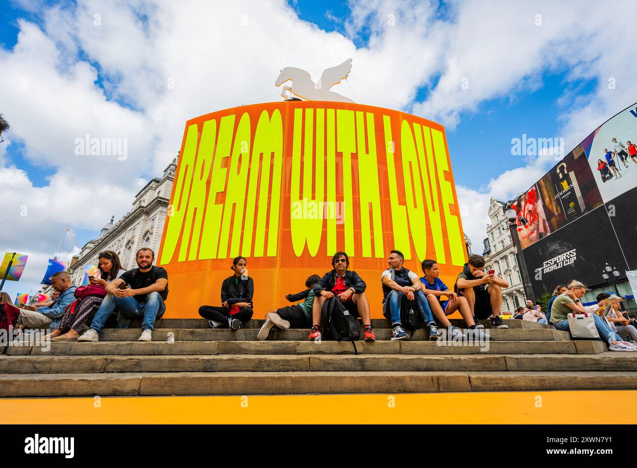 London, Großbritannien. August 2024. Good Things Come That Who Wait, eine neue Installation der Künstlerin und Designerin Yinka Ilori MBE im Piccadilly Circus. Es ist von der griechischen Mythologie inspiriert und zeigt zwei geflügelte Pferde, die Pegasus darstellen, auf riesigen Sockeln rund um den Shaftesbury Memorial Fountain. Die Zusammenarbeit mit dem Capital Art of London ist das erste Mal seit 132 Jahren, dass dieser Bereich mit öffentlichen Kunstwerken dekoriert wurde und zwischen dem 20-25. August zu sehen sein wird. Guy Bell/Alamy Live News Stockfoto