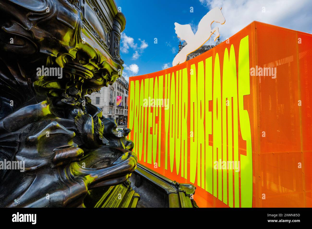 London, Großbritannien. August 2024. Good Things Come That Who Wait, eine neue Installation der Künstlerin und Designerin Yinka Ilori MBE im Piccadilly Circus. Es ist von der griechischen Mythologie inspiriert und zeigt zwei geflügelte Pferde, die Pegasus darstellen, auf riesigen Sockeln rund um den Shaftesbury Memorial Fountain. Die Zusammenarbeit mit dem Capital Art of London ist das erste Mal seit 132 Jahren, dass dieser Bereich mit öffentlichen Kunstwerken dekoriert wurde und zwischen dem 20-25. August zu sehen sein wird. Guy Bell/Alamy Live News Stockfoto