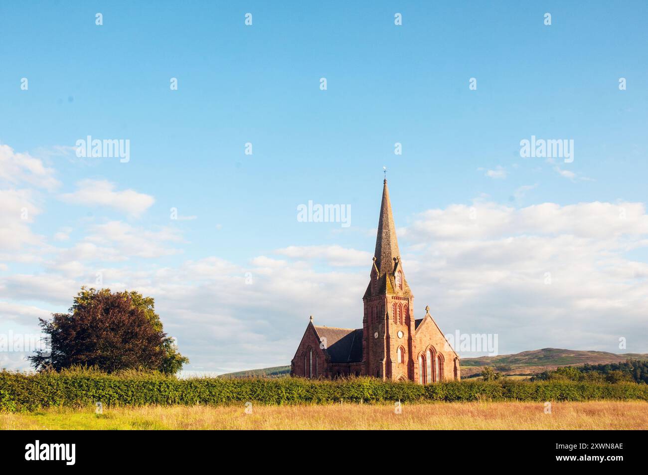 Church of Scotlansd Gothic Revival Church und Grabsteine im Jahr 1867 im Dorf Penpont Dumfries und Galloway Schottland, Großbritannien Stockfoto