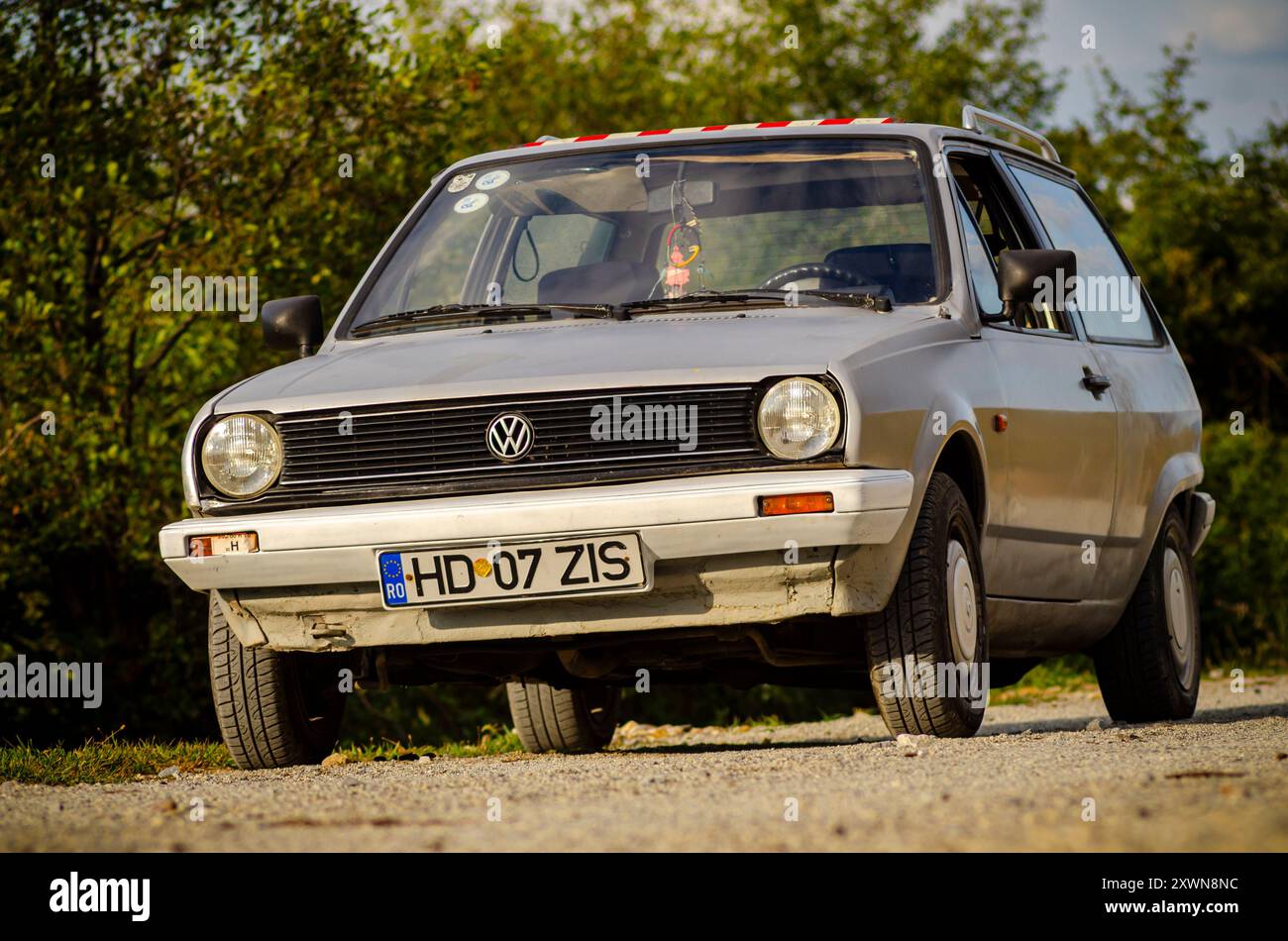 Orastioara de sus, Hunedoara, Rumänien, 12. August 2012. Volkswagen Polo, Oldtimer, fotografiert auf einer staubigen Landstraße Stockfoto