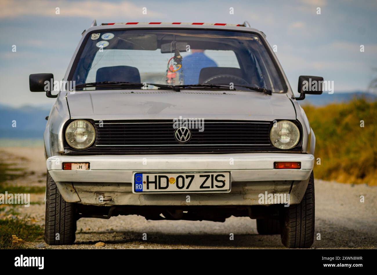 Orastioara de sus, Hunedoara, Rumänien, 12. August 2012. Volkswagen Polo, Oldtimer, fotografiert auf einer staubigen Landstraße Stockfoto