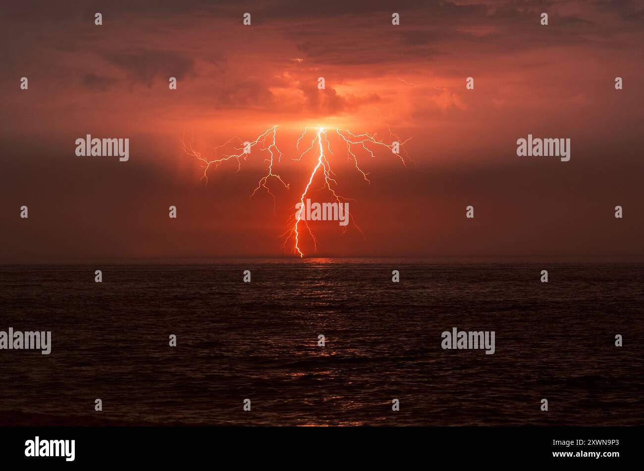 Ein dramatischer Wolken-Erde-Blitz über dem Meer in Norfolk, Großbritannien Stockfoto