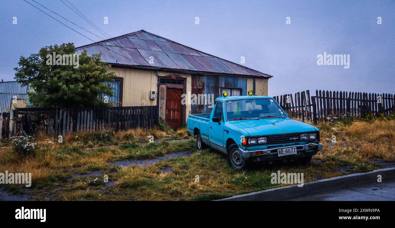 Leere Straßen der Feuerland-Stadt unter den Sonnenuntergangslichtern in Porvenir, Chile Stockfoto