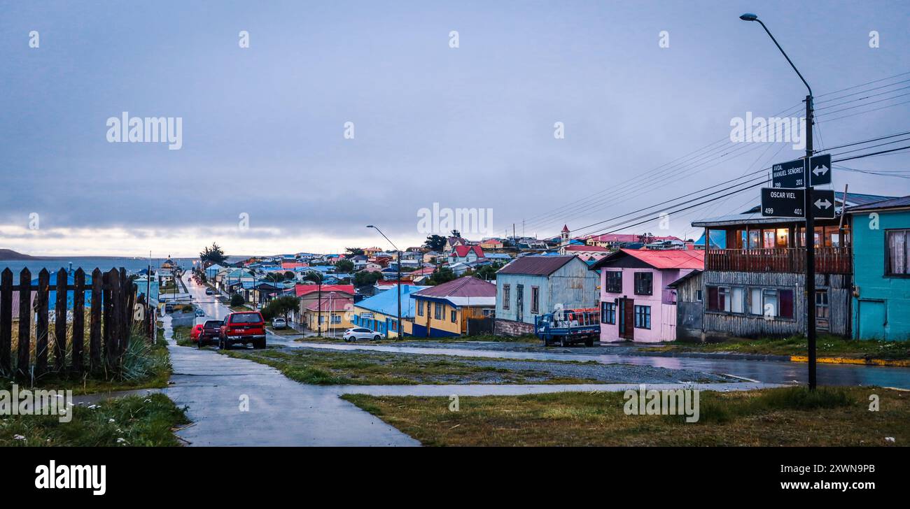 Leere Straßen der Feuerland-Stadt unter den Sonnenuntergangslichtern in Porvenir, Chile Stockfoto