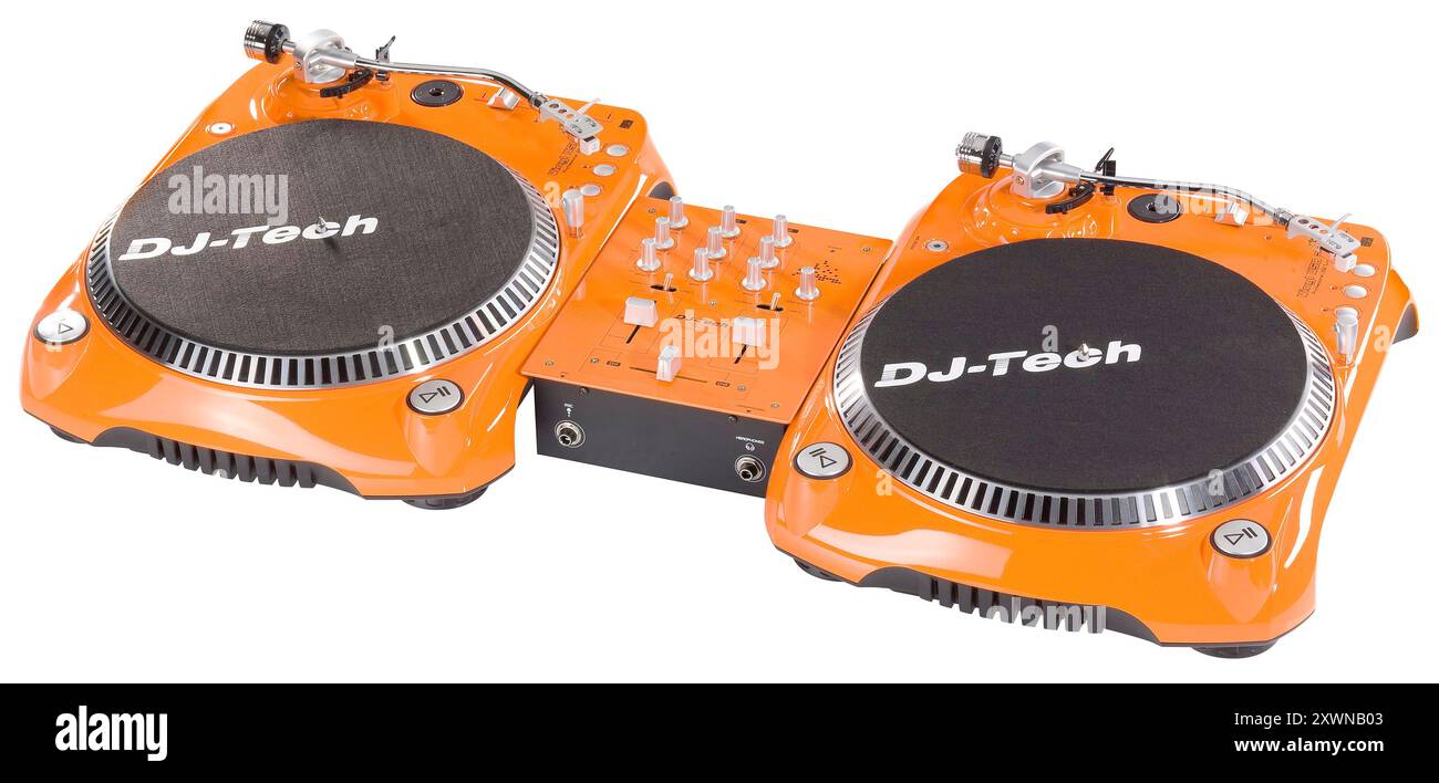 Professionelle DJ-Ausrüstung Sound- und Audiomischpult mit Tasten und Schiebereglern und doppeltem Plattenspieler Stockfoto