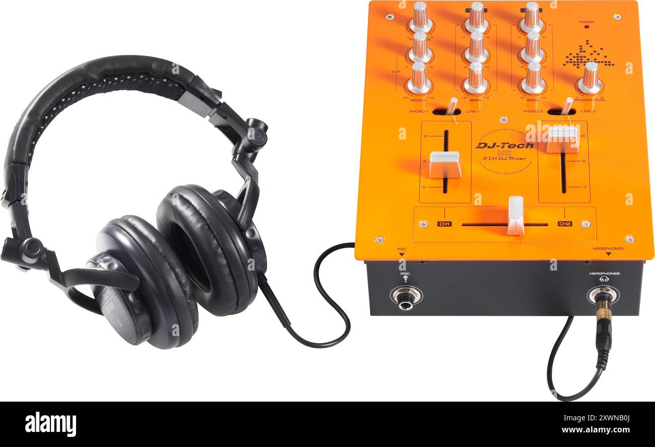 Professionelle DJ-Ausrüstung Sound- und Audiomischpult mit Tasten und Schiebereglern und Kopfhörern Stockfoto