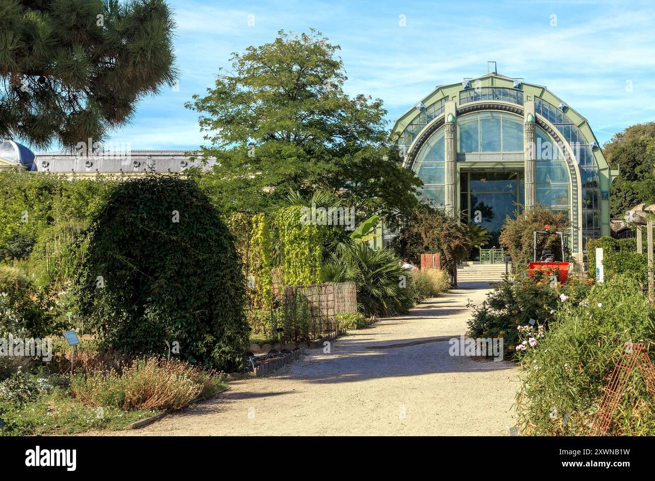 PARIS, FRANKREICH - 30. AUGUST 2019: Dies ist eine Gasse zum Eingang zu den großen Gewächshäusern im Pflanzengarten. Stockfoto
