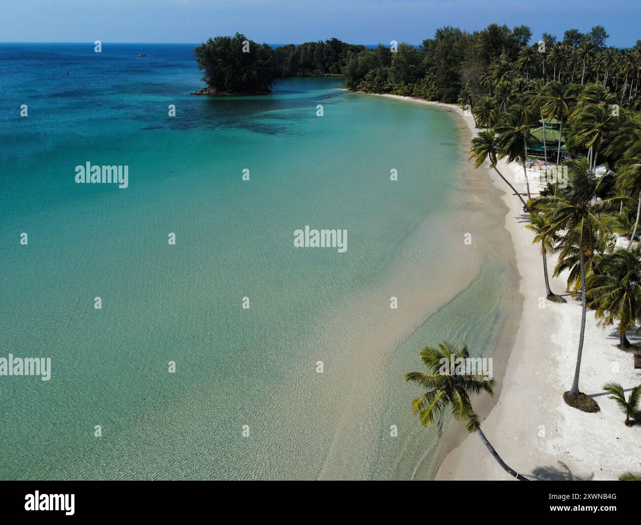 Aus der Vogelperspektive auf einen Palmenstrand in Koh Kood, einer tropischen Insel im Osten Thailands Stockfoto