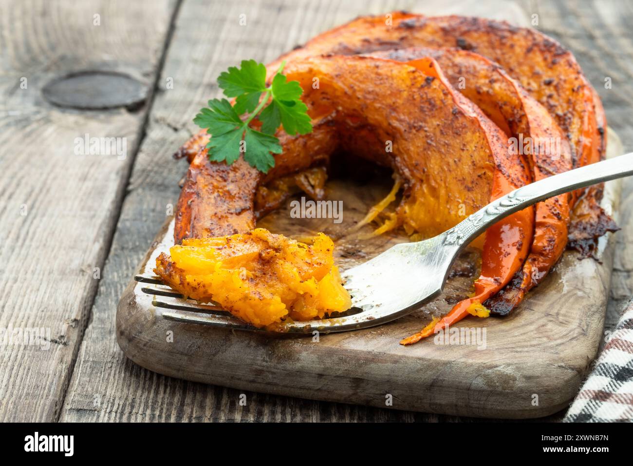 Gebackener Butternusskürbis mit Honig und Zimt auf Holztisch Stockfoto
