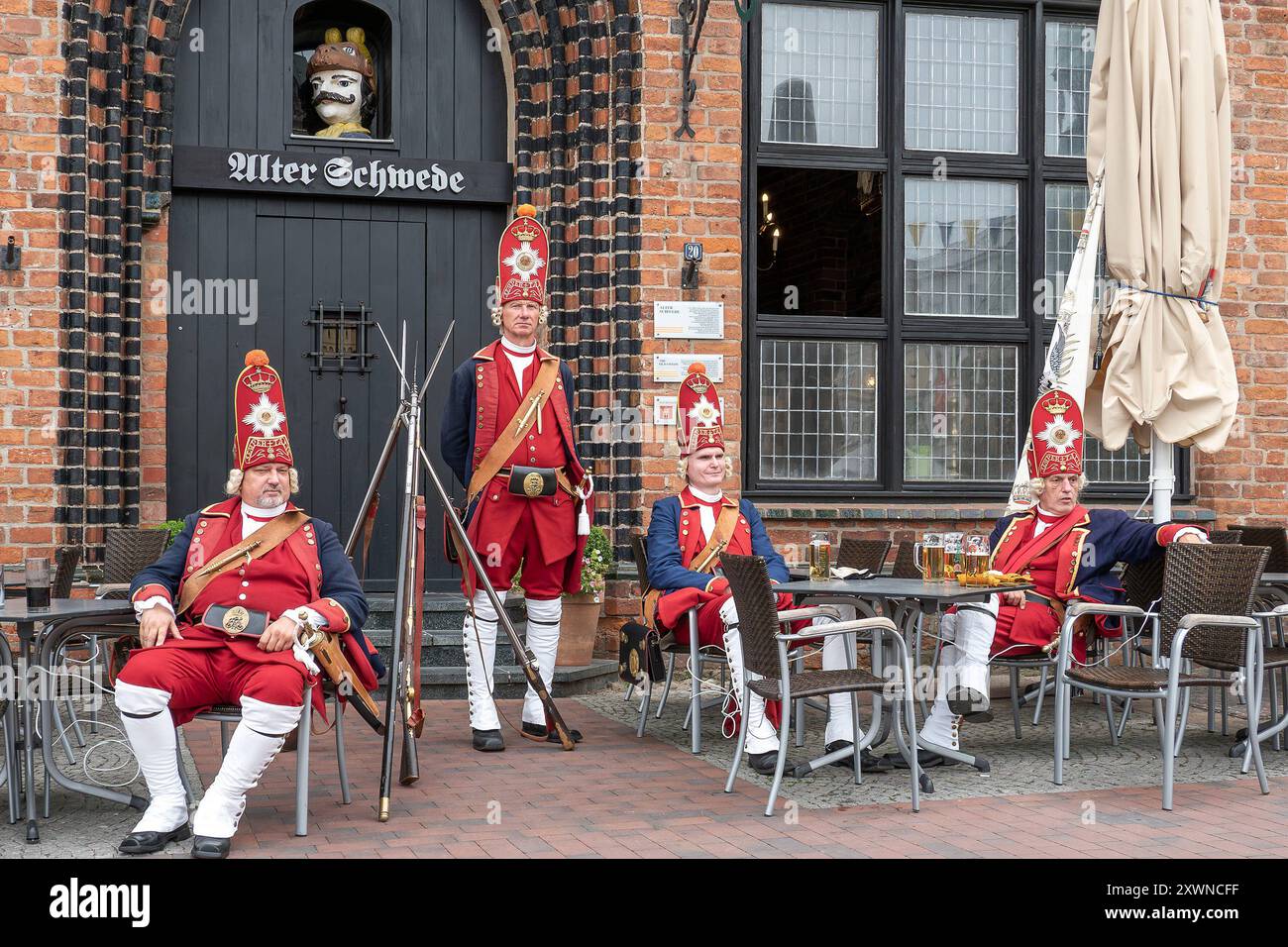 Hunderttausend feierte das 23. Schwedenfest in Wismar - 18.08.2024: Mehr als 100,000 Gäste kamen zum 23. Schwedenfest 15. - 18.08.2024 in der Hansestadt Wismar. An dem Festumzug am Sonntag erlebte das Publikum und die teilnehmenden 25 Gruppen mit rund 280 Menschen aus der Region, aus den Bundesländern und der schwedischen Partnerstadt Kalmar eine Zeitreise durch die schwedische Geschichte von Wismar. Die Agentur Highlights Event Management hat das bunte fest zusammen mit Firmen, Vereinen, Ehrenamtlichen und der Stadt organisiert. 18.08.2024 Wismar Am Markt 1 Mecklenburg-Vorpommern Deutschland Stockfoto