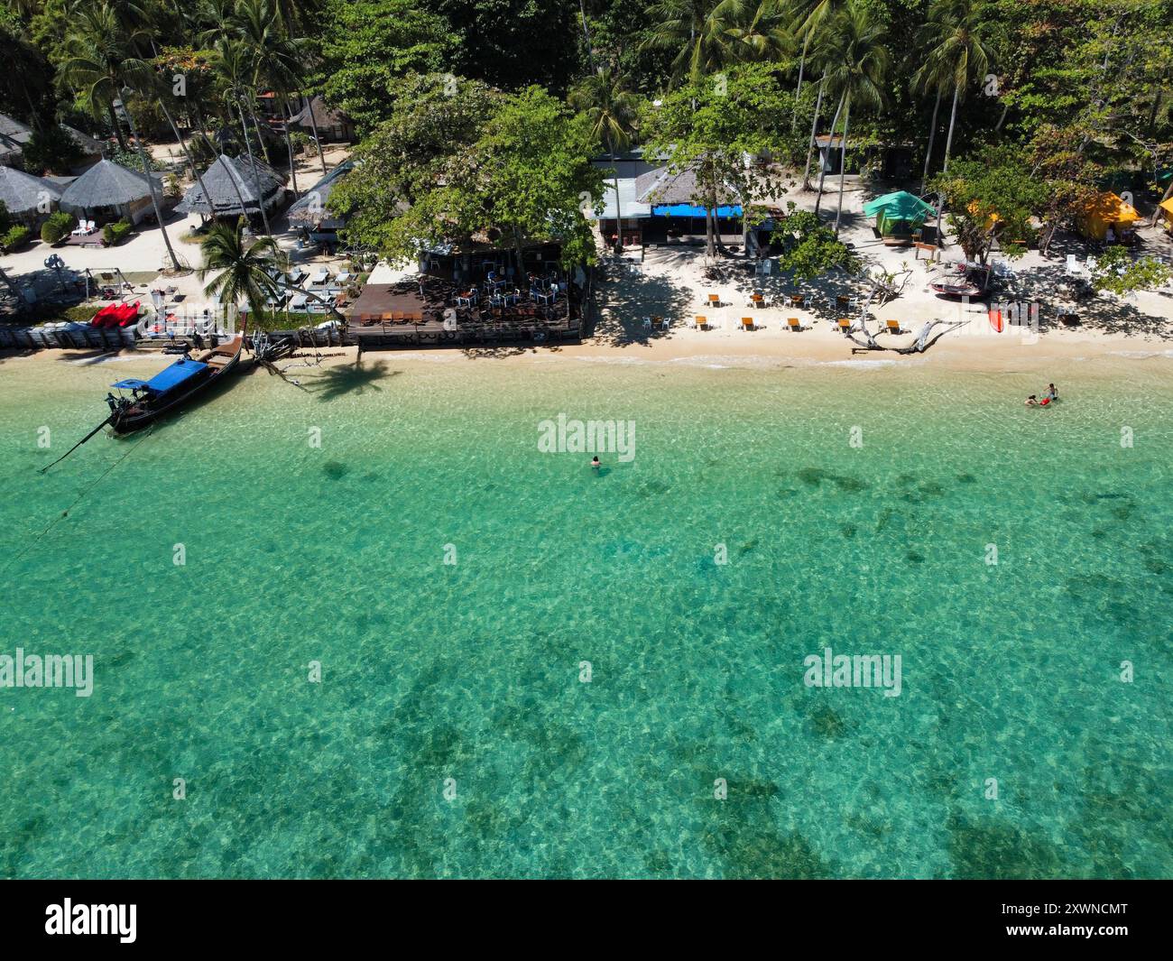 Blick aus der Vogelperspektive auf den weißen Sandstrand Ko Ngai und das türkisfarbene Wasser Stockfoto