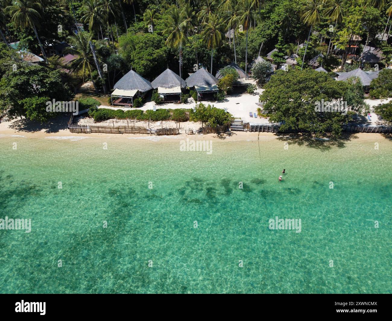 Blick aus der Vogelperspektive auf den weißen Sandstrand von Koh Ngai mit türkisfarbenem Wasser und Bungalows Stockfoto