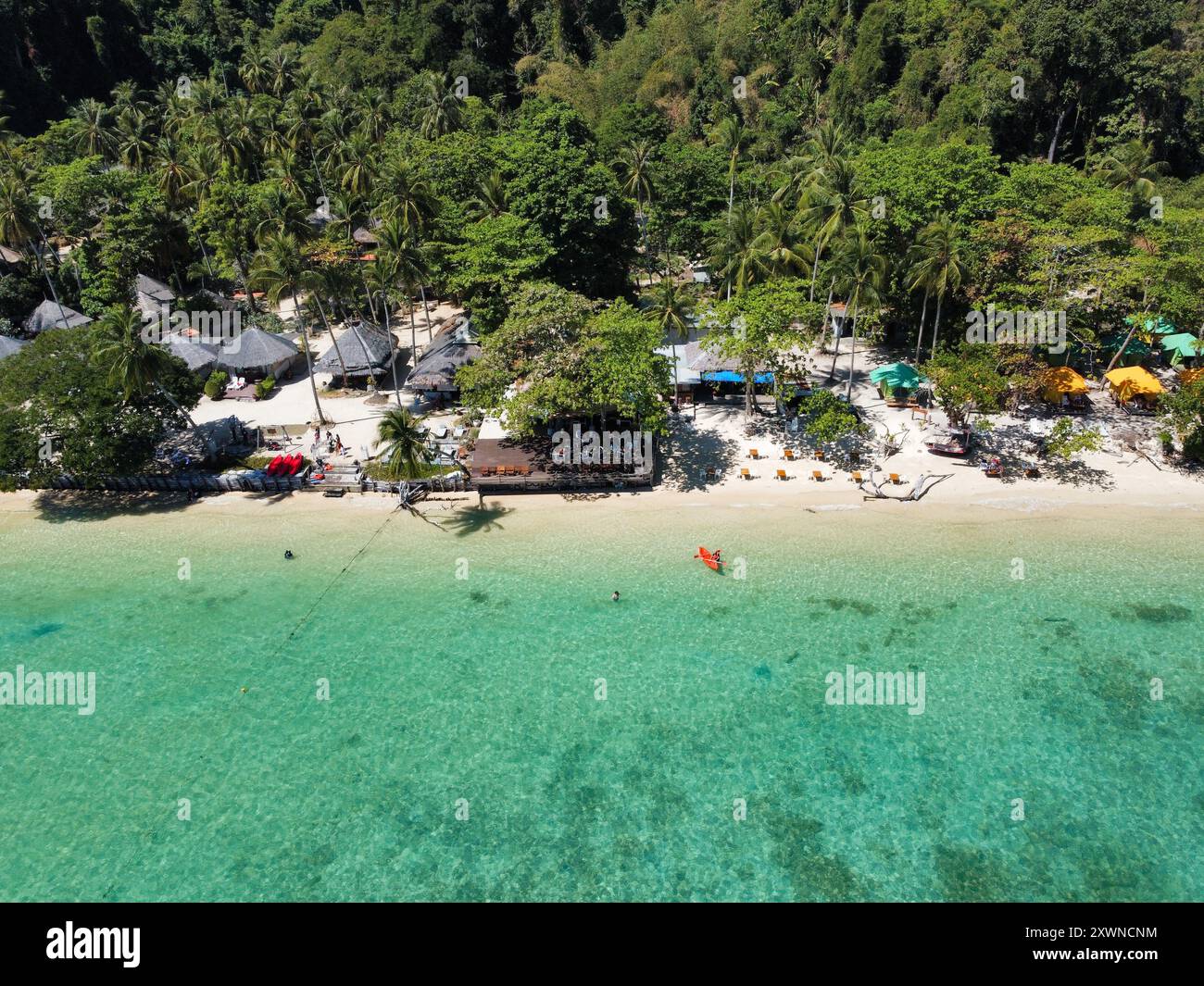 Blick aus der Vogelperspektive auf den Strand Ko Ngai mit seinem weißen Sandstrand und türkisfarbenem Wasser Stockfoto