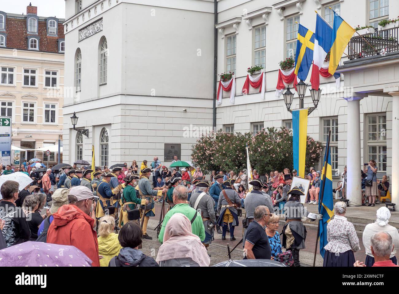 Hunderttausend feierte das 23. Schwedenfest in Wismar - 18.08.2024: Mehr als 100,000 Gäste kamen zum 23. Schwedenfest 15. - 18.08.2024 in der Hansestadt Wismar. An dem Festumzug am Sonntag erlebte das Publikum und die teilnehmenden 25 Gruppen mit rund 280 Menschen aus der Region, aus den Bundesländern und der schwedischen Partnerstadt Kalmar eine Zeitreise durch die schwedische Geschichte von Wismar. Die Agentur Highlights Event Management hat das bunte fest zusammen mit Firmen, Vereinen, Ehrenamtlichen und der Stadt organisiert. 18.08.2024 Wismar Am Markt 1 Mecklenburg-Vorpommern Deutschland Stockfoto