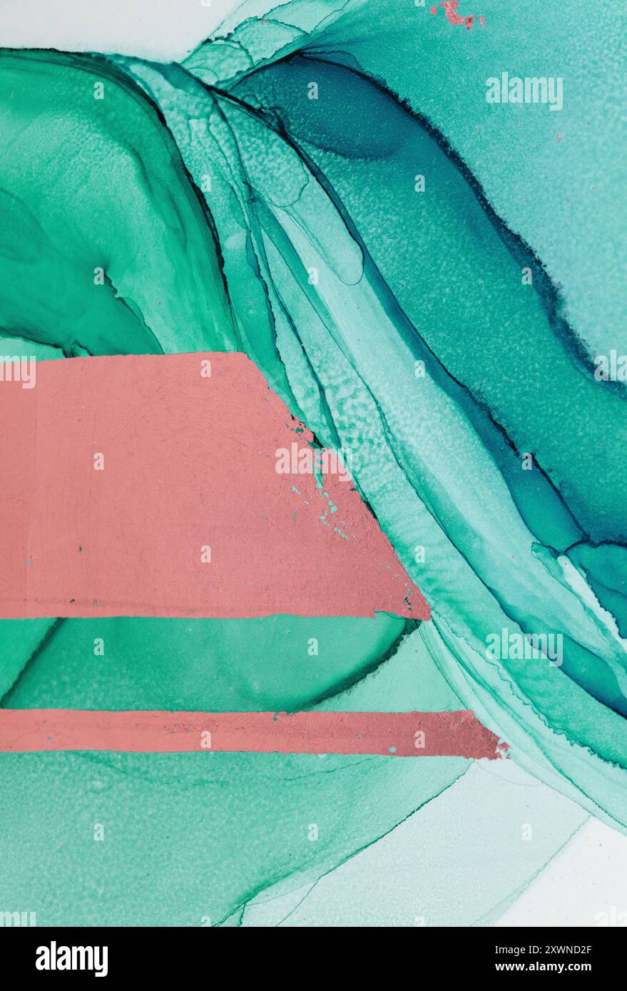 Abstrakte Wassergrün und Korallenrosa fließende Formen auf Leinwand in künstlerischer Darstellung, die mit fließenden Techniken erstellt wurden Stockfoto