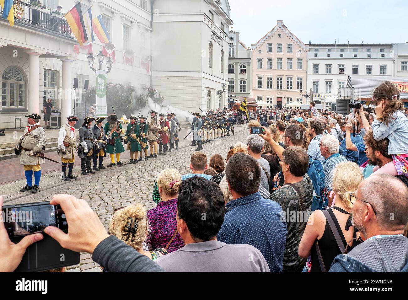 Hunderttausend feierte das 23. Schwedenfest in Wismar - 18.08.2024: Mehr als 100,000 Gäste kamen zum 23. Schwedenfest 15. - 18.08.2024 in der Hansestadt Wismar. Mit dem Festumzug am Sonntag erleben das Publikum und die teilnehmenden 25 Gruppen mit rund 280 Menschen aus der Region, aus den Bundesländern und der schwedischen Partnerstadt Kalmar eine Zeitreise durch die schwedische Geschichte von Wismar. Die Agentur Highlights Event Management hat das bunte fest zusammen mit Firmen, Vereinen, Ehrenamtlichen und der Stadt organisiert. 18.08.2024 Wismar Am Markt 1 Mecklenburg-Vorpommern Deutschla Stockfoto