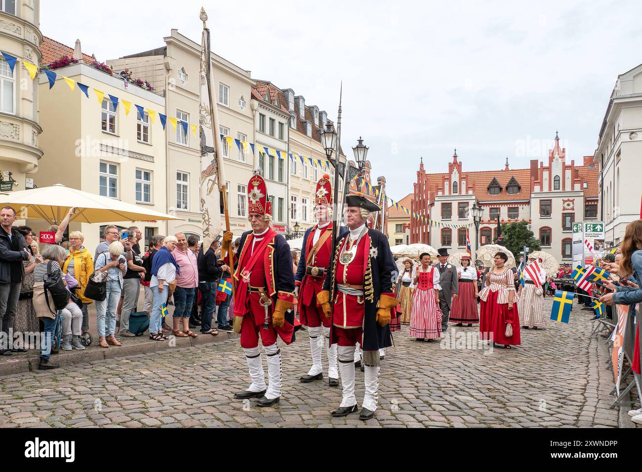 Hunderttausend feierte das 23. Schwedenfest in Wismar - 18.08.2024: Mehr als 100,000 Gäste kamen zum 23. Schwedenfest 15. - 18.08.2024 in der Hansestadt Wismar. Mit dem Festumzug am Sonntag erleben das Publikum und die teilnehmenden 25 Gruppen mit rund 280 Menschen aus der Region, aus den Bundesländern und der schwedischen Partnerstadt Kalmar eine Zeitreise durch die schwedische Geschichte von Wismar. Die Agentur Highlights Event Management hat das bunte fest zusammen mit Firmen, Vereinen, Ehrenamtlichen und der Stadt organisiert. 18.08.2024 Wismar Am Markt 1 Mecklenburg-Vorpommern Deutschla Stockfoto