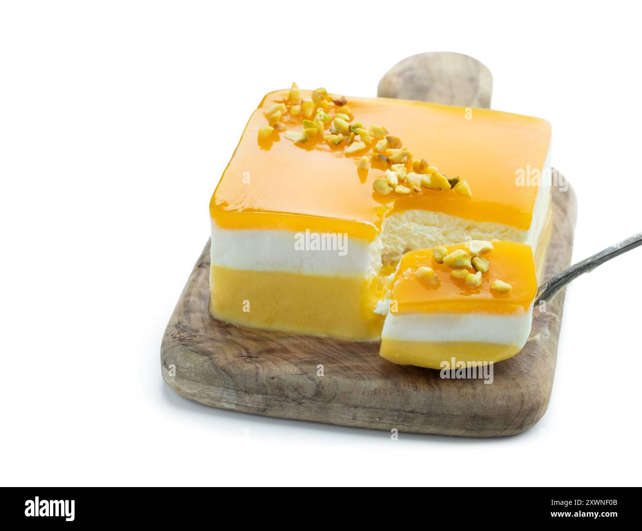 Süßer hausgemachter Mango-Dessert, geschichteter Käsekuchen, isoliert auf weiß Stockfoto Süßer hausgemachter Mango-Dessert, geschichteter Käsekuchen, isoliert auf weiß Stockfoto