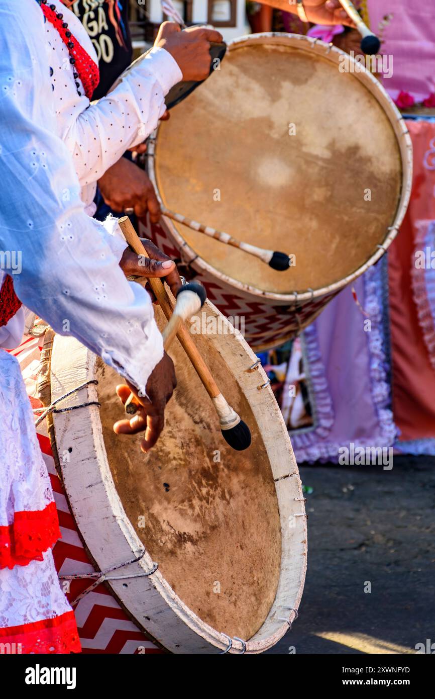 Bunte Trommler während einer religiösen Manifestation der afro-brasilianischen Kultur auf den Straßen Brasiliens Stockfoto