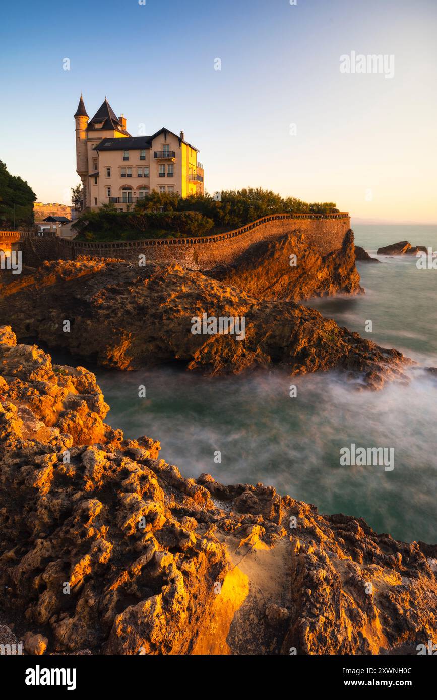 Villa Belza bei Sonnenuntergang im Sommer, Biarritz, Bayonne, neue Aquitaine, Atlantische Pyrenäen, Frankreich, Europa Stockfoto