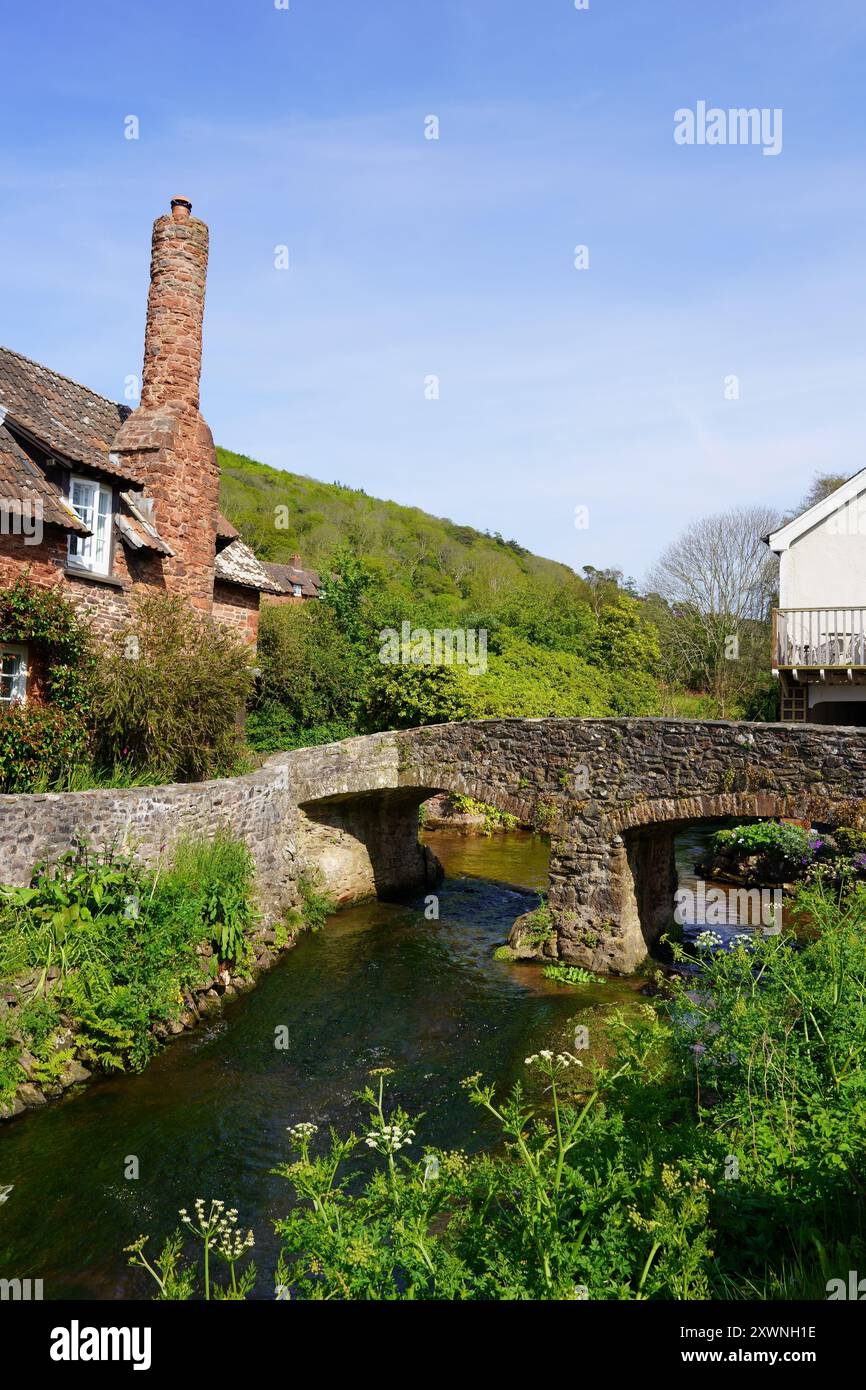 Packhorse Bridge über die aller im Mai in Allerford Village, Exmoor National Park, Somerset, England, Großbritannien Stockfoto