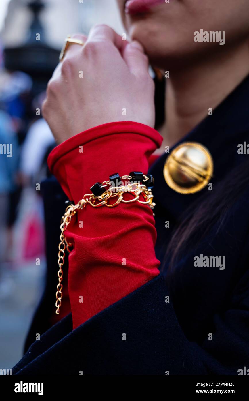London - 06 11 2022: Nahaufnahme der goldenen Armbänder der Frauen Stockfoto
