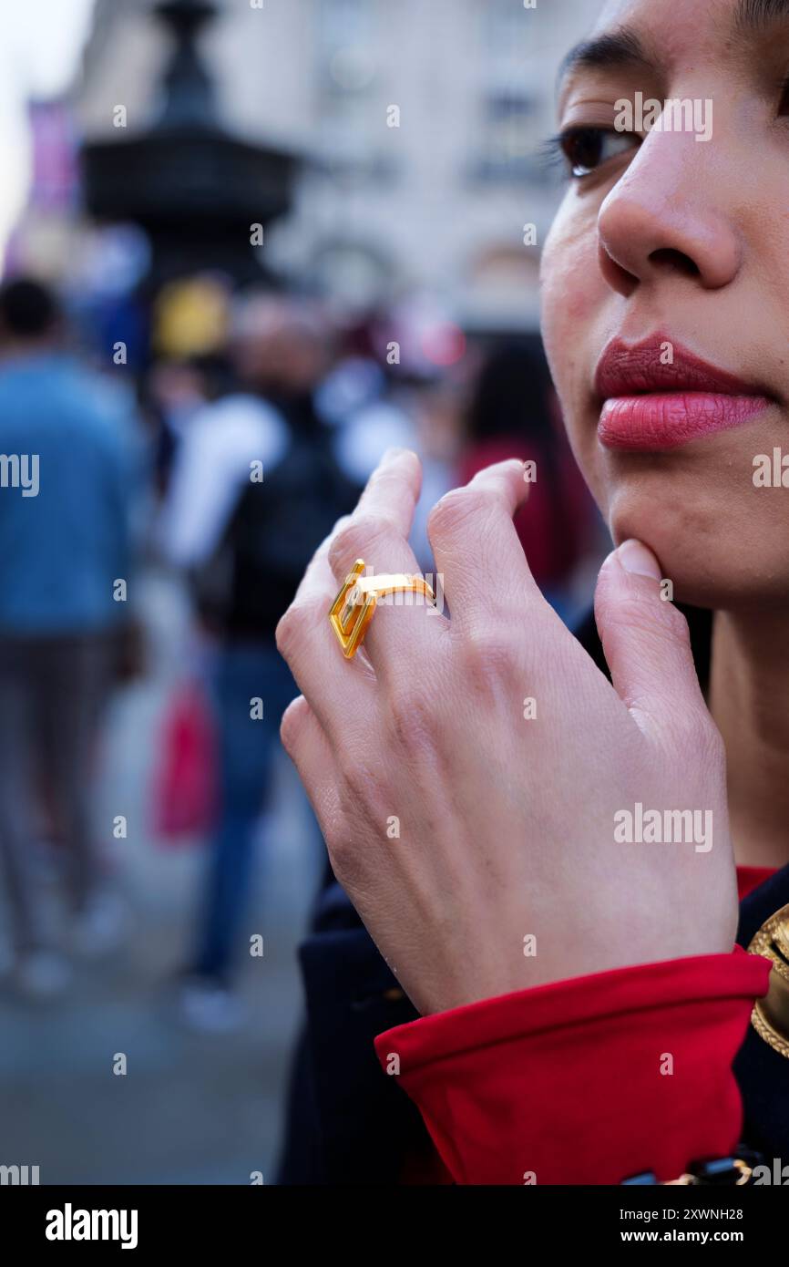 London - 06 11 2022: Nahaufnahme der Hand mit goldenem Frauenring Stockfoto
