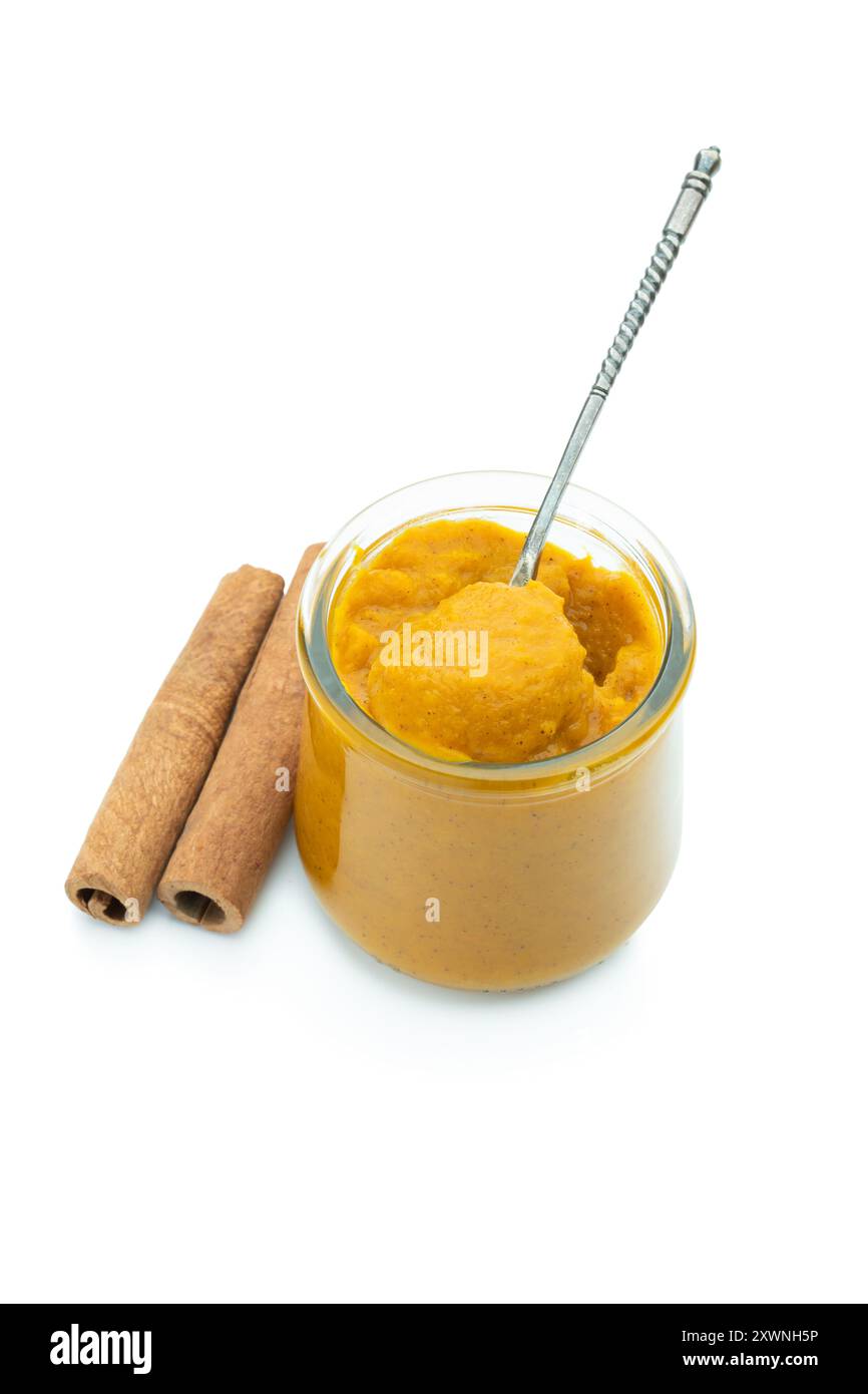 Kürbispudding mit süßer Sahne und Zimtpulver isoliert auf weiß Stockfoto Kürbispudding mit süßer Sahne und Zimtpulver isoliert auf weiß Stockfoto