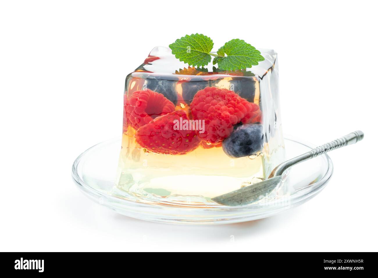 Gelee mit frischen Beeren, isoliert auf weiß Stockfoto Gelee mit frischen Beeren, isoliert auf weiß Stockfoto