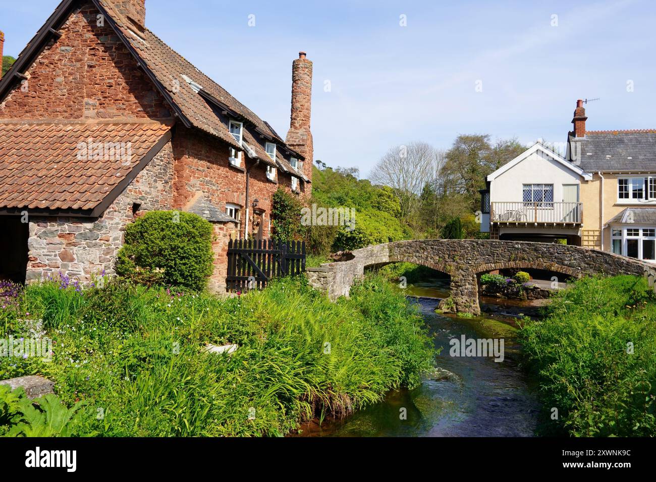 Packhorse Bridge über die aller im Mai in Allerford Village, Exmoor National Park, Somerset, England, Großbritannien Stockfoto