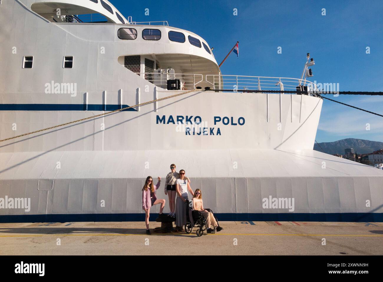 Eine Familie von Fußpassagieren wartet auf die große Fähre von Jadrolinija „Marko Polo“, Rijeka. Ankerplatz im Hafen von Split, Kroatien. (138) Stockfoto