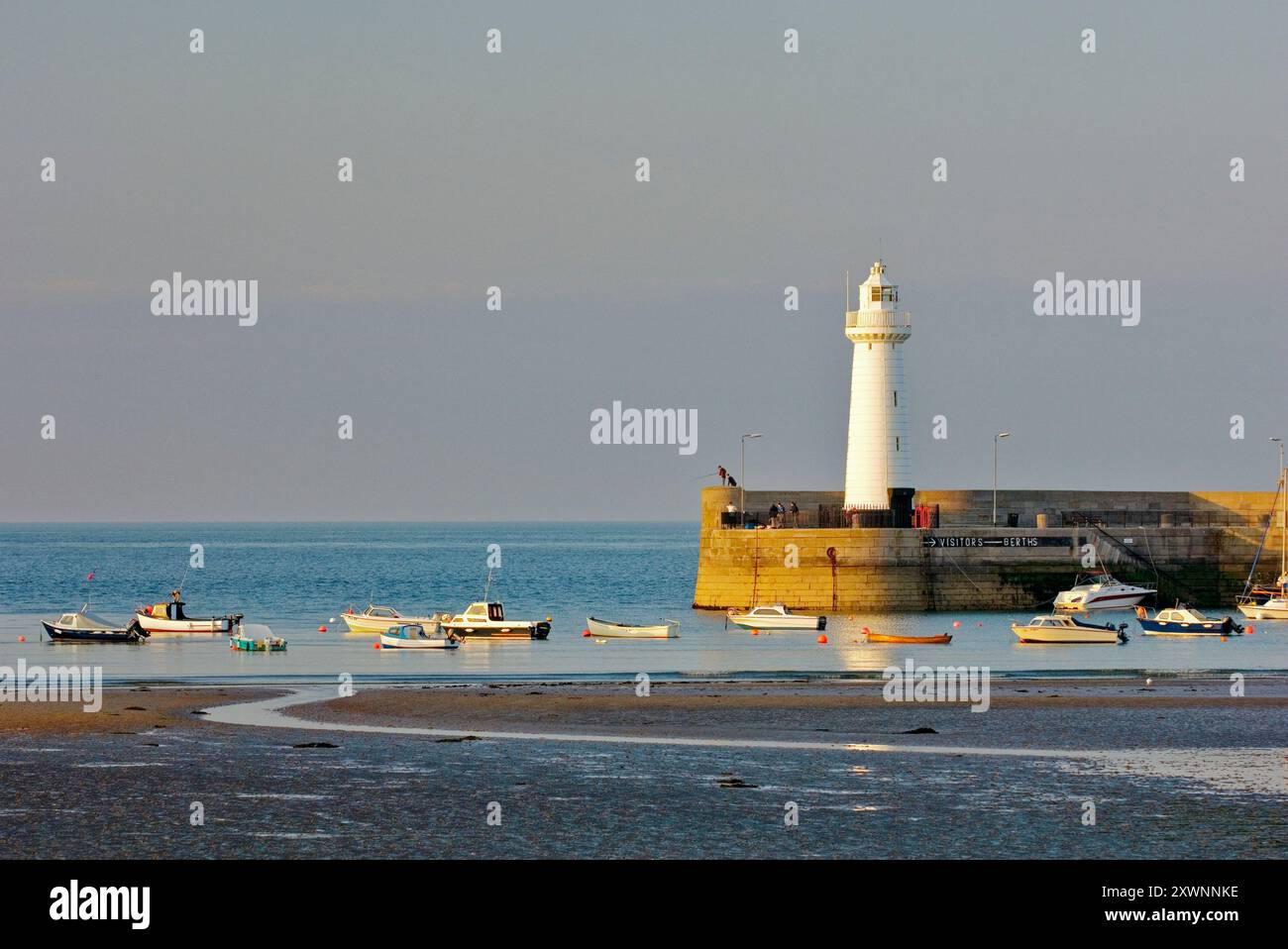 Irischer Fischereihafen Donaghadee in der Nähe von Bangor, Belfast, County Down, Nordirland. Leuchtturm am Hafeneingang Stockfoto