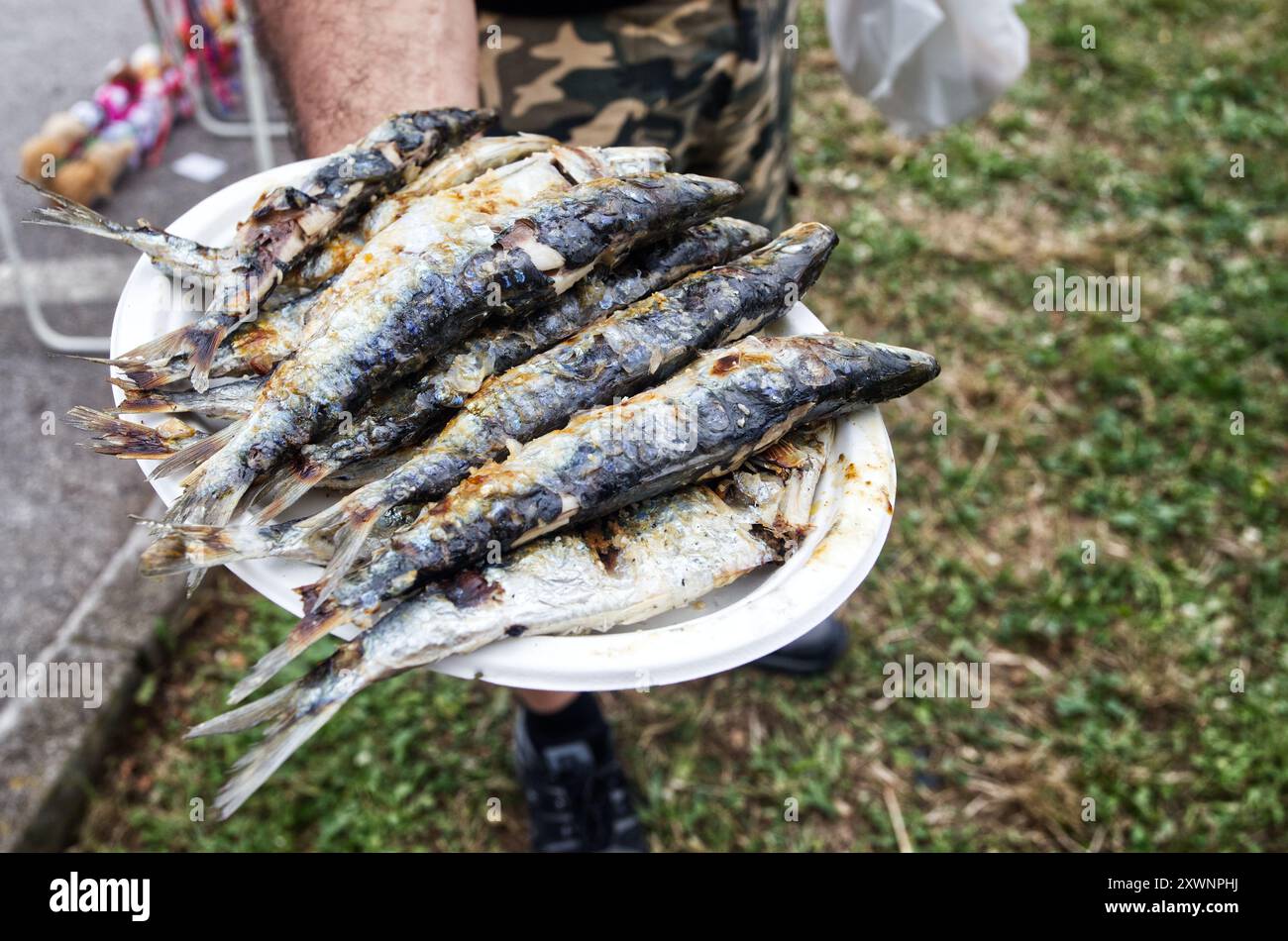 Sardinenfest, in Candás, Asturien, Spanien. Auf dem Paseo de San Antonio. Es ist ein beliebtes Festival. Stockfoto
